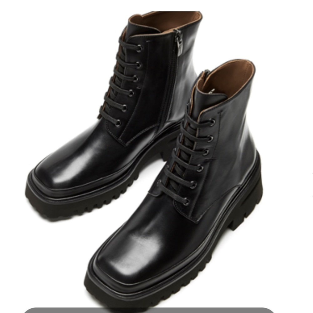La Canadienne Pique Black Leather Bootie. Women’s 9.5